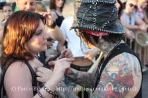 Dj Ashba autografa tutto